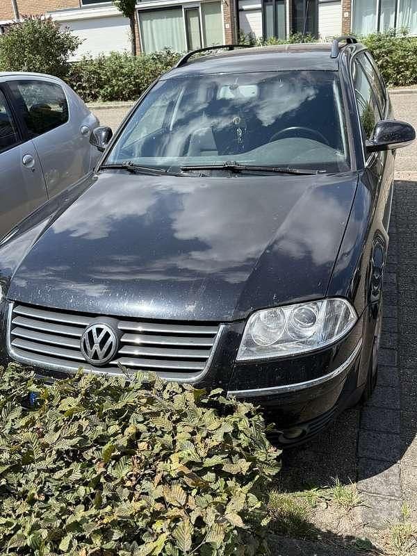 Zwart Gebruikt 2005 VW Passat Stationwagen | € 1.300 - Afbeelding 1/4