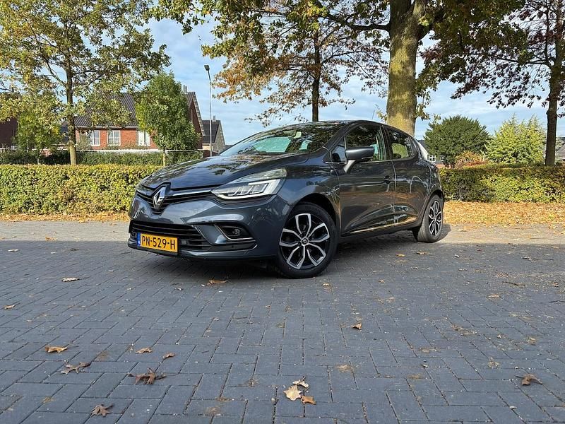 Grijs Gebruikt 2017 Renault Clio IV Intens Hatchback | € 8.750 (Eerlijke prijs) - Afbeelding 1/4