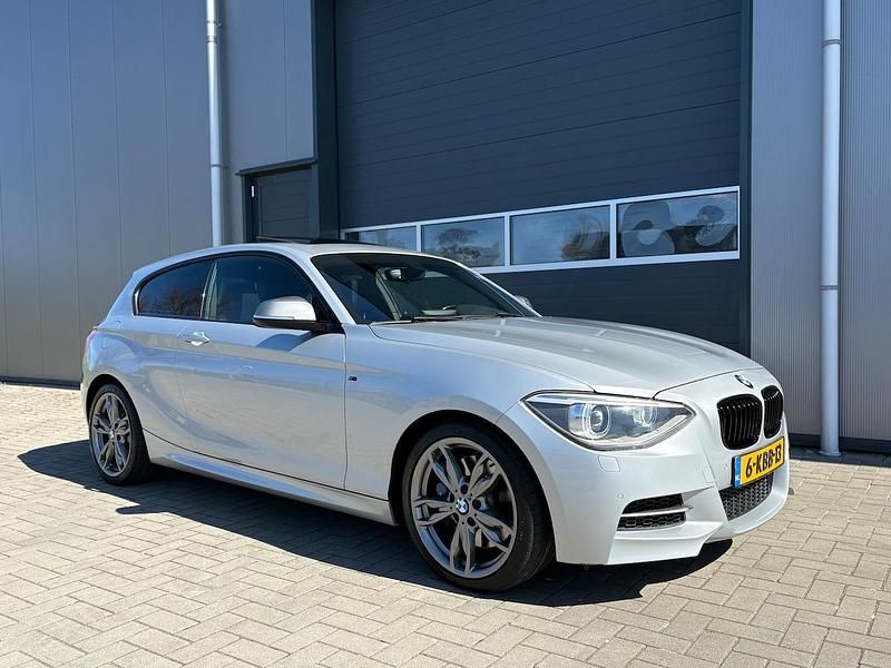 Grijs (metallic) Gebruikt 2013 BMW M135 Hatchback | € 16.950 (Eerlijke prijs) - Afbeelding 1/4