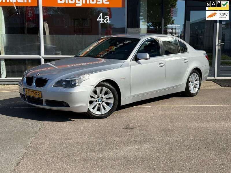 Grijs, metallic lak Gebruikt 2005 BMW 520 Executive Sedan | € 4.450 (Eerlijke prijs) - Afbeelding 1/4