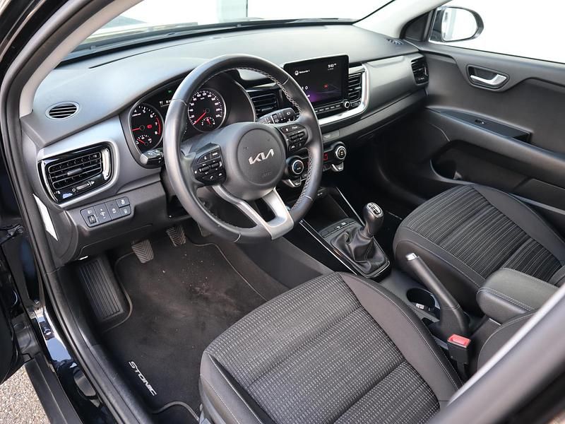 Occasion Kia Stonic 101 PK (74 kW) 2021 Zwart, metallic lak SUV