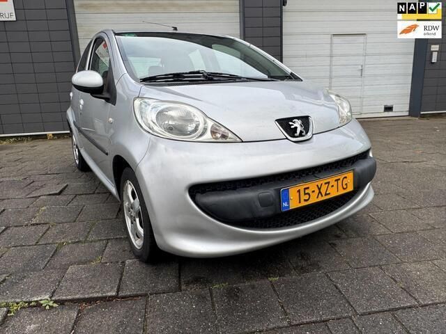 Grijs Gebruikt 2007 Peugeot 107 Urban Move Hatchback | € 2.150 (Eerlijke prijs) - Afbeelding 1/4
