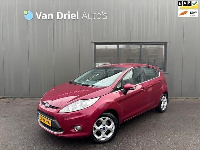 Rood (metallic) Gebruikt 2011 Ford Fiesta Titanium Hatchback | € 3.290 (Goede deal) - Afbeelding 1/4