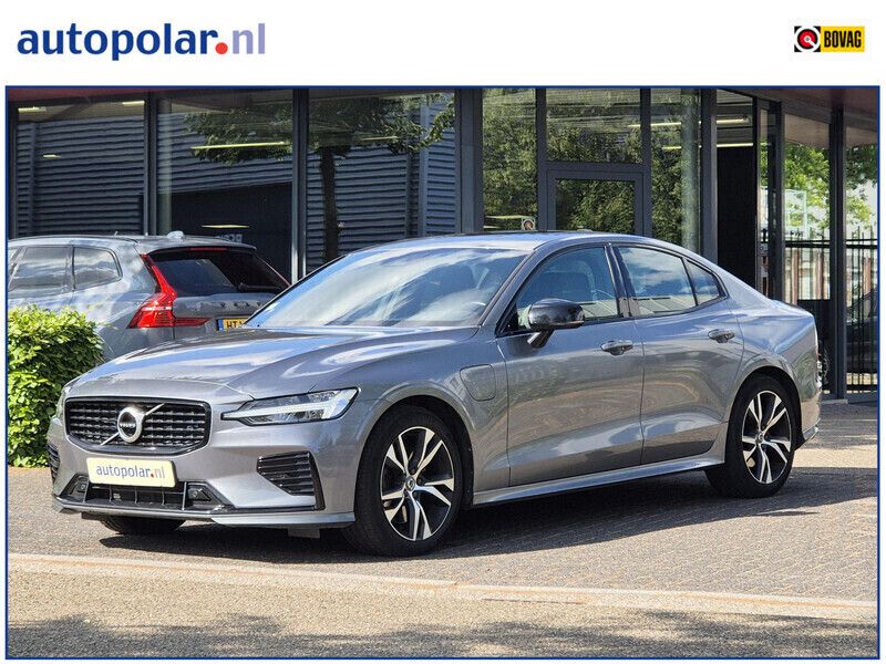 Grijs, metallic lak Gebruikt 2020 Volvo S60 R-Design Sedan | € 27.450 (Iets duurder) - Afbeelding 1/4