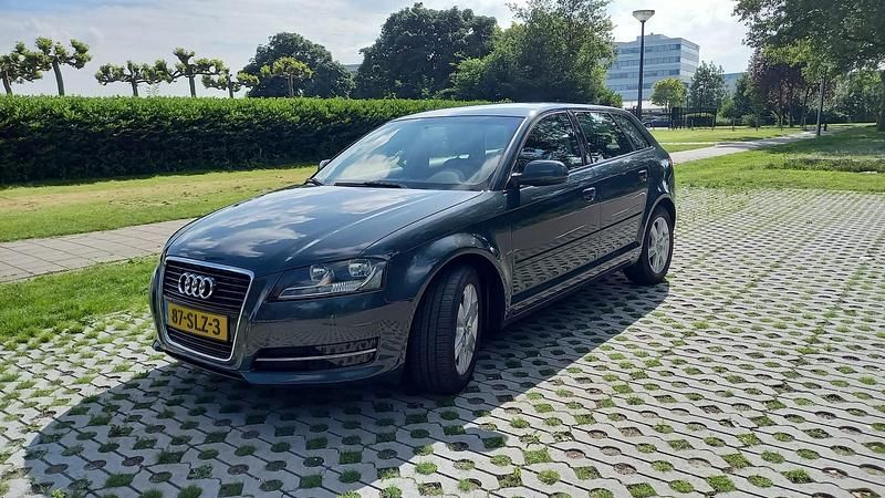 Grijs (metallic) Occasion 2011 Audi A3 Sportback Attraction Hatchback | € 4.550 (Eerlijke prijs) - Afbeelding 1/4