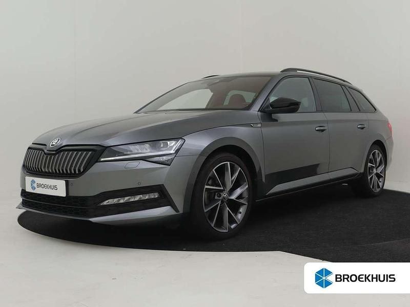 Grijs Gebruikt 2022 Skoda Superb SportLine Stationwagen | € 27.900 (Eerlijke prijs) - Afbeelding 1/4