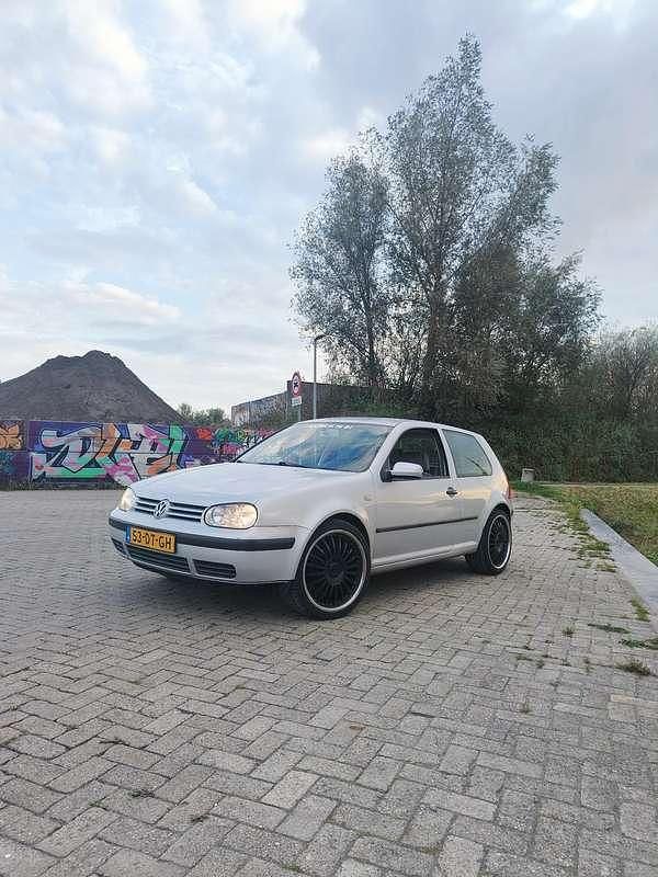Zilver Gebruikt 2000 VW Golf IV Trendline Hatchback | € 2.000 (Iets duurder) - Afbeelding 1/4