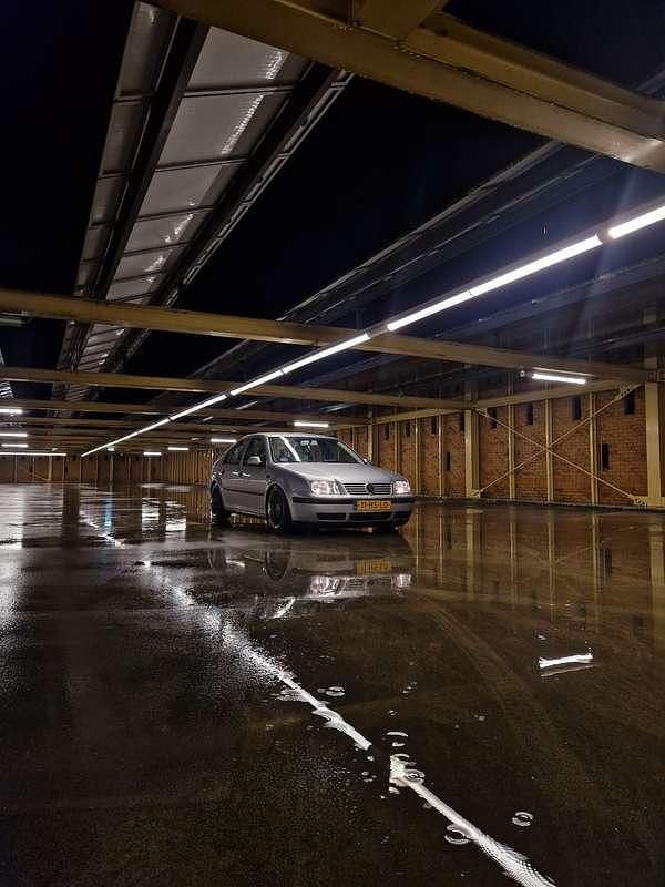 Grijs Gebruikt 2001 VW Bora Sedan | € 1.000 (Goede deal) - Afbeelding 1/4