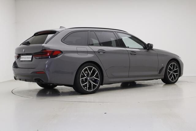 Berninagrau bernstein effect (grijs metallic) Gebruikt 2022 BMW 520 Shadowline Stationwagen | € 45.895 (Duur) - Afbeelding 1/2