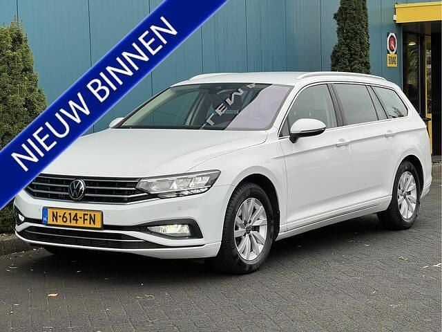 Wit Gebruikt 2021 VW Passat Business Stationwagen | € 21.850 (Goede deal) - Afbeelding 1/4