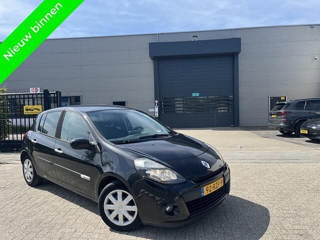 Zwart Gebruikt 2011 Renault Clio II Collection Hatchback | € 2.699 (Eerlijke prijs) - Afbeelding 1/4