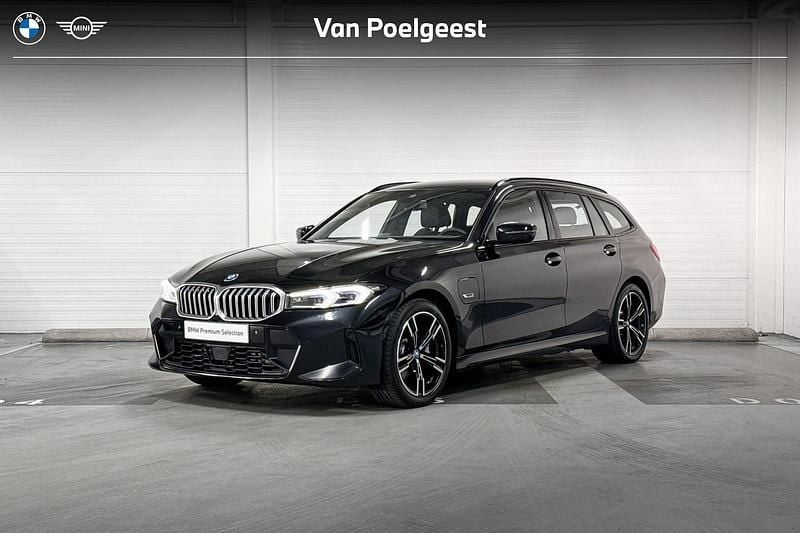Saphirschwarz metallic (zwart metallic) Gebruikt 2023 BMW 330e M Sport Stationwagen | € 39.899 (Goede deal) - Afbeelding 1/4