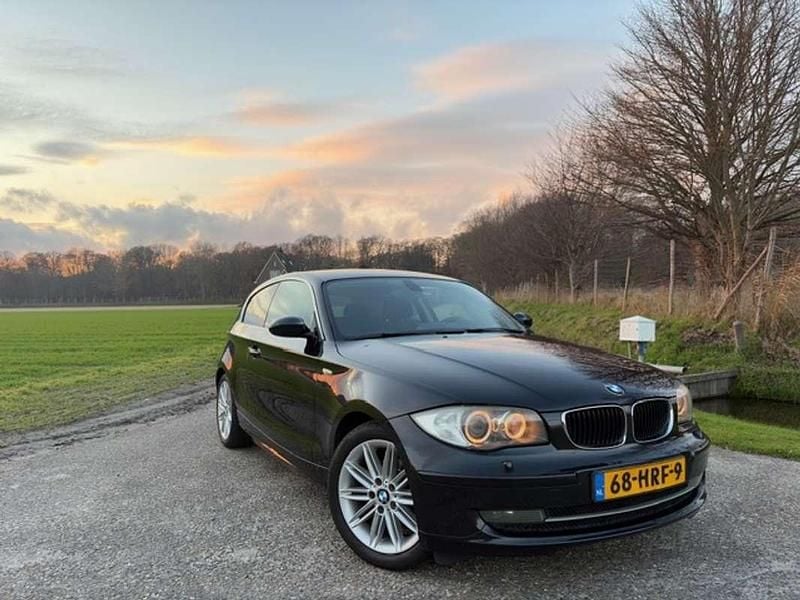 Zwart Occasion 2009 BMW 118 Hatchback | € 4.250 (Super prijs) - Afbeelding 1/4
