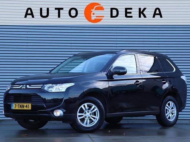 Zwart (metallic) Occasion 2014 Mitsubishi Outlander Intense SUV | € 11.950 (Eerlijke prijs) - Afbeelding 1/4