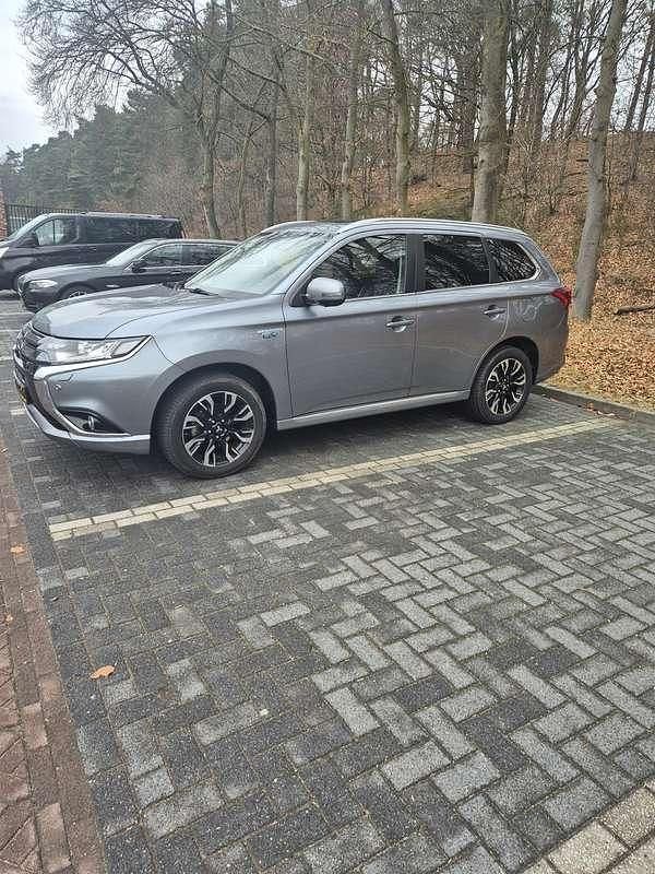 Occasion Mitsubishi Outlander P-HEV Instyle 121 PK (88 kW) 2015 Zilver SUV