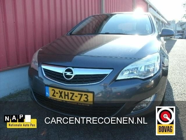 Grijs, metallic lak Gebruikt 2012 Opel Astra Edition Hatchback | € 4.450 (Eerlijke prijs) - Afbeelding 1/4