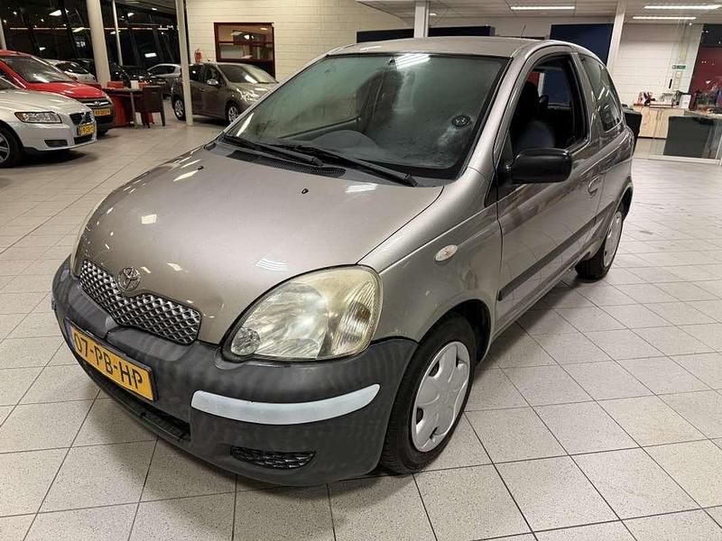 Grijs Occasion 2004 Toyota Yaris Hatchback | € 990 (Eerlijke prijs) - Afbeelding 1/4