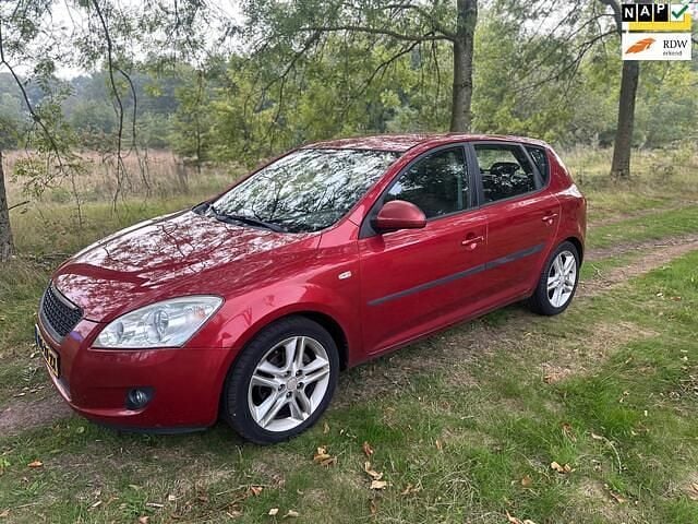 Rood Gebruikt 2008 Kia Ceed 2 Hatchback | € 2.250 (Goede deal) - Afbeelding 1/4