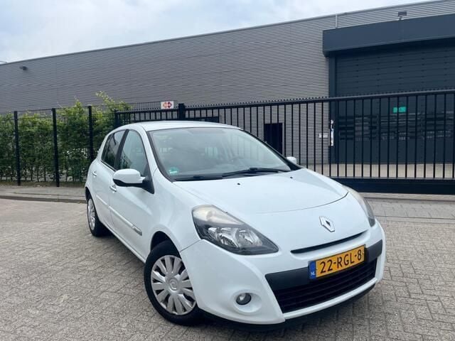 Wit Gebruikt 2011 Renault Clio II Hatchback | € 2.499 (Eerlijke prijs) - Afbeelding 1/4