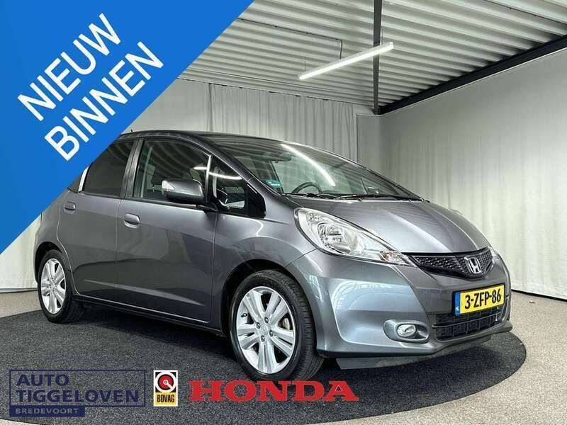 Grijs, metallic lak Gebruikt 2015 Honda Jazz Lifestyle Hatchback | € 10.500 (Eerlijke prijs) - Afbeelding 1/4