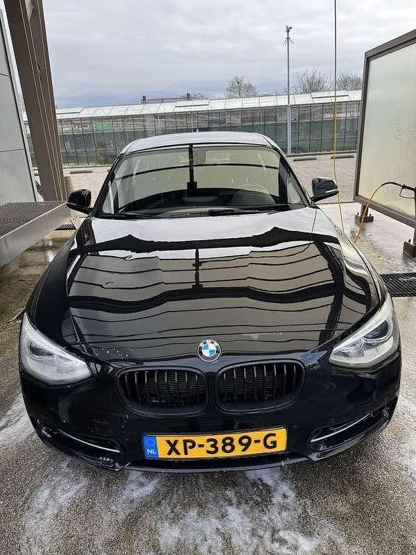 Zwart Occasion 2011 BMW 118 Hatchback | € 5.900 (Eerlijke prijs) - Afbeelding 1/4