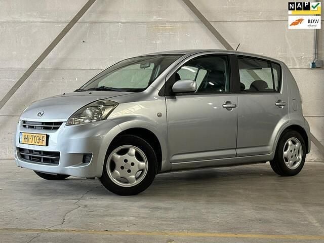 Grijs Gebruikt 2009 Daihatsu Sirion Hatchback | € 1.295 (Super prijs) - Afbeelding 1/4