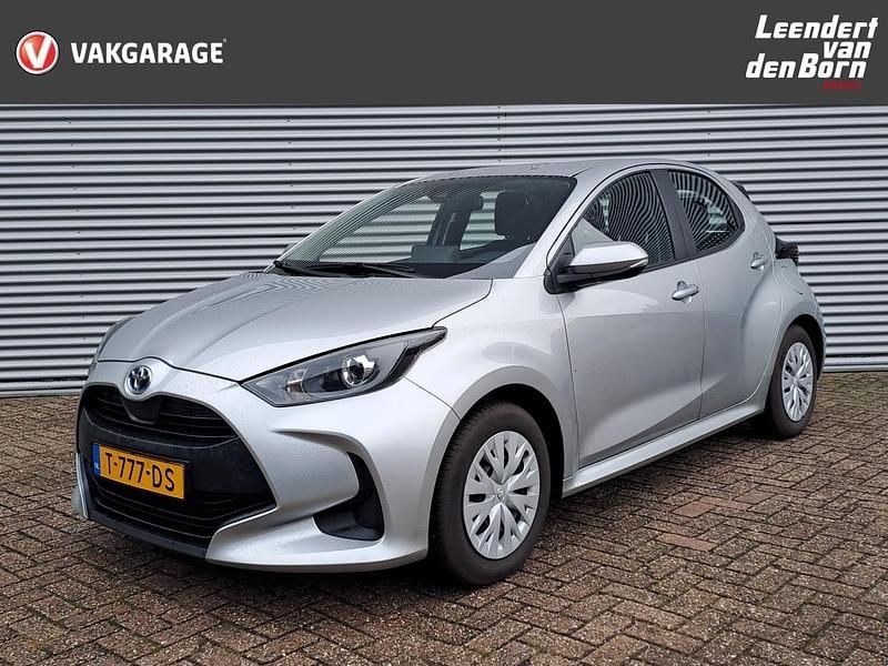Grijs Gebruikt 2023 Toyota Yaris Hybrid Active Hatchback | € 20.495 (Goede deal) - Afbeelding 1/4
