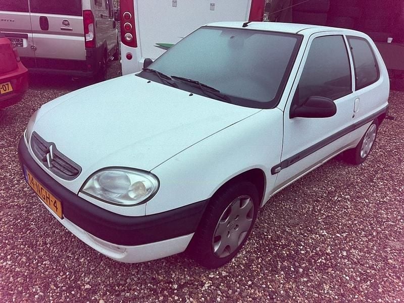 Wit Gebruikt 2003 Citroën Saxo First Hatchback | € 990 (Eerlijke prijs) - Afbeelding 1/4