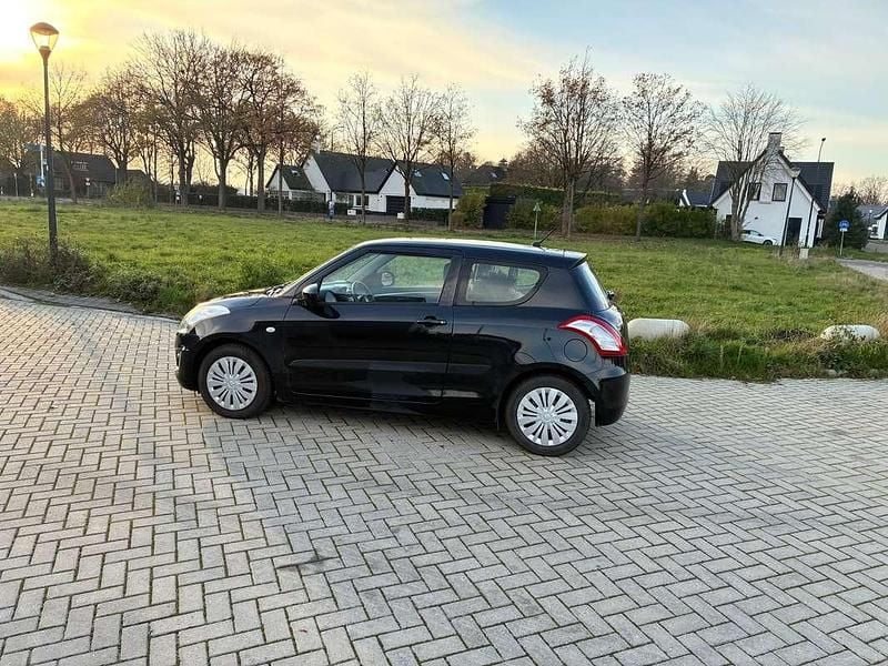 Zwart Gebruikt 2015 Suzuki Swift Comfort Hatchback | € 5.999 (Goede deal) - Afbeelding 1/4