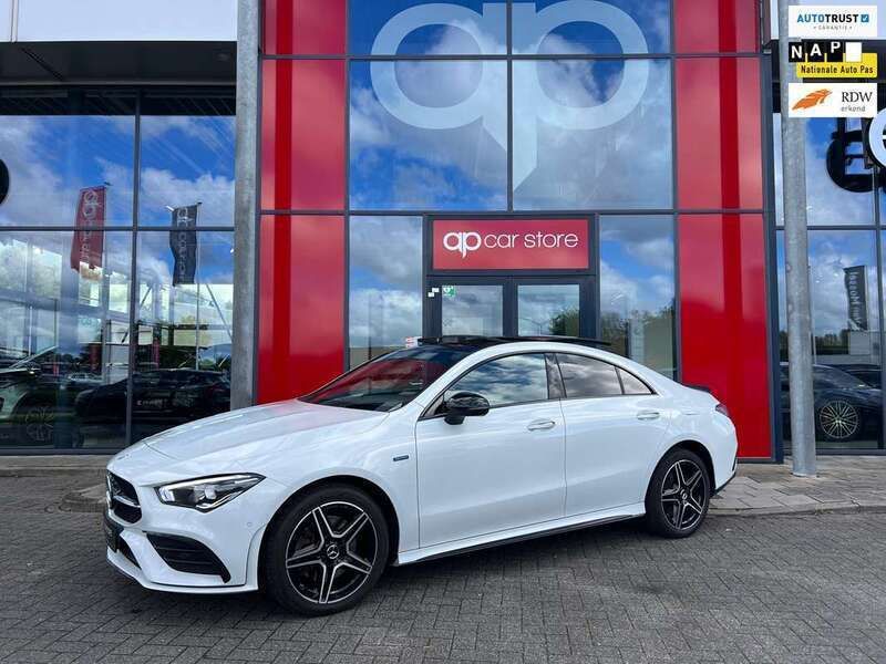 Wit Gebruikt 2020 Mercedes CLA250e AMG Sedan | € 30.999 (Eerlijke prijs) - Afbeelding 1/4