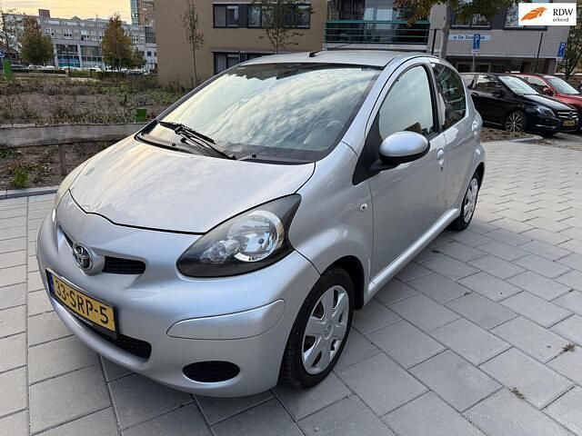 Grijs Gebruikt 2010 Toyota Aygo Hatchback | € 2.499 (Eerlijke prijs) - Afbeelding 1/4