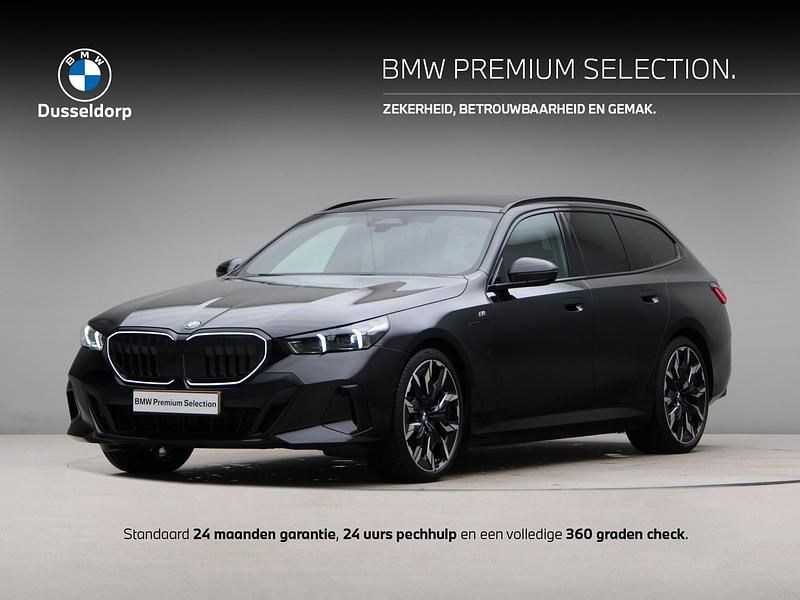 Grijs Gebruikt 2025 BMW 530e M Sport Stationwagen | € 67.950 - Afbeelding 1/4