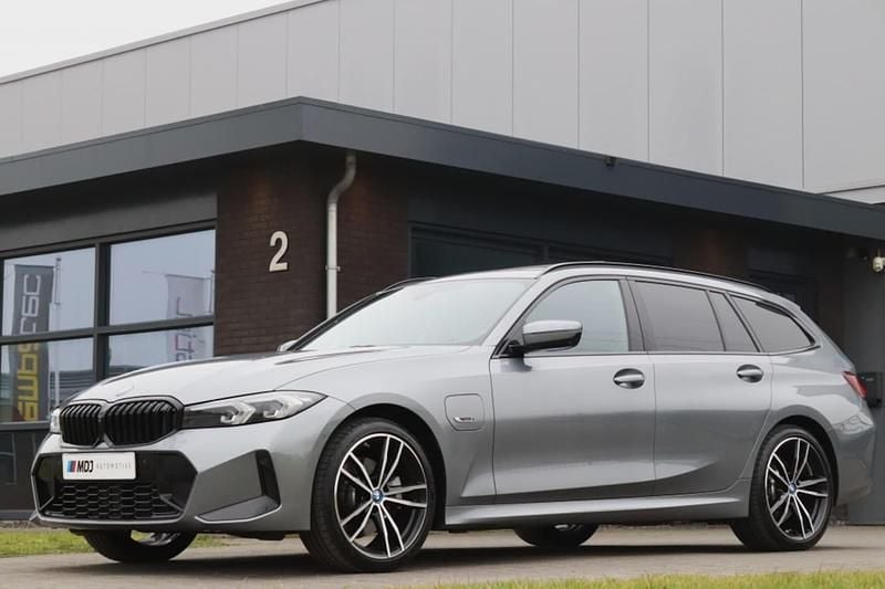 Grijs (metallic) Occasion 2023 BMW 330e M Sport Stationwagen | € 39.950 (Goede deal) - Afbeelding 1/4