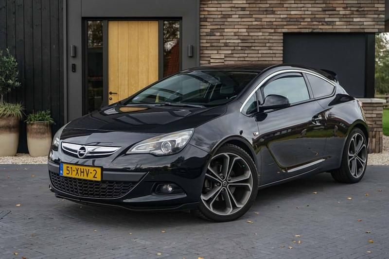 Zwart (metallic) Gebruikt 2012 Opel Astra GTC Sport Hatchback | € 5.850 (Eerlijke prijs) - Afbeelding 1/4