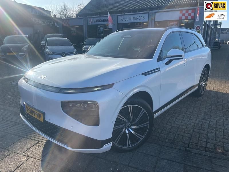 Wit (metallic) Occasion 2024 XPENG G9 RWD Standard Range SUV | € 51.990 (Eerlijke prijs) - Afbeelding 1/4