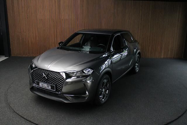 Grijs, metallic lak Gebruikt 2022 DS Automobiles DS3 Crossback E-Tense Bastille SUV | € 22.950 (Duur) - Afbeelding 1/4
