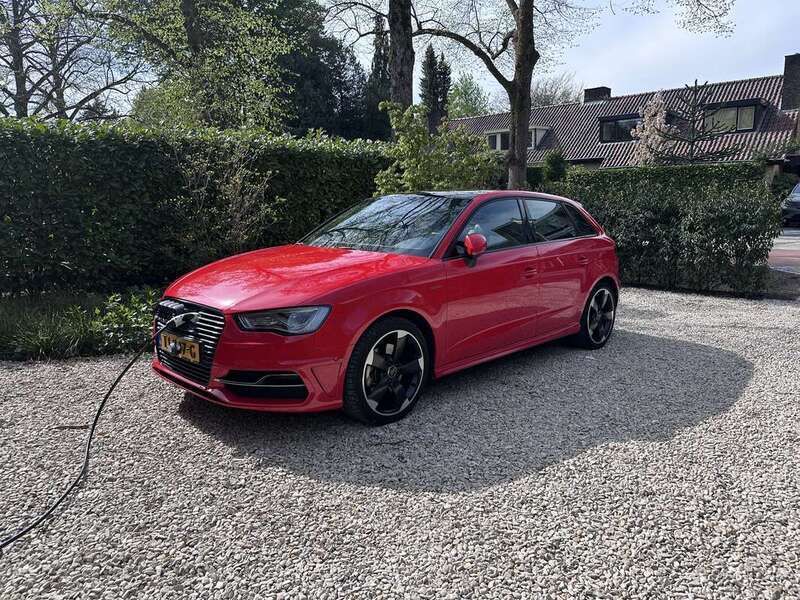 Rood Gebruikt 2015 Audi A3 e-tron Hatchback | € 15.000 (Goede deal) - Afbeelding 1/4