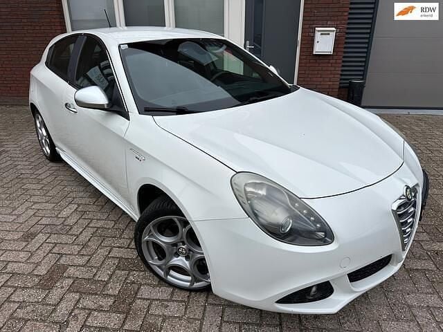 Wit Gebruikt 2010 Alfa Romeo Giulietta Distinctive Hatchback | € 6.750 (Eerlijke prijs) - Afbeelding 1/4