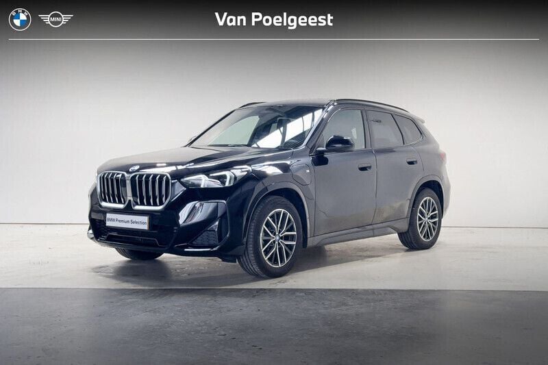 Saphirschwarz metallic (zwart metallic) Nieuw 2024 BMW X1 M Sport SUV | € 54.895 (Super prijs) - Afbeelding 1/4
