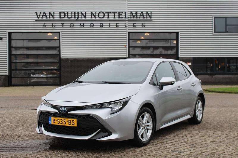 Grijs Gebruikt 2022 Toyota Corolla Active Hatchback | € 23.950 (Eerlijke prijs) - Afbeelding 1/4