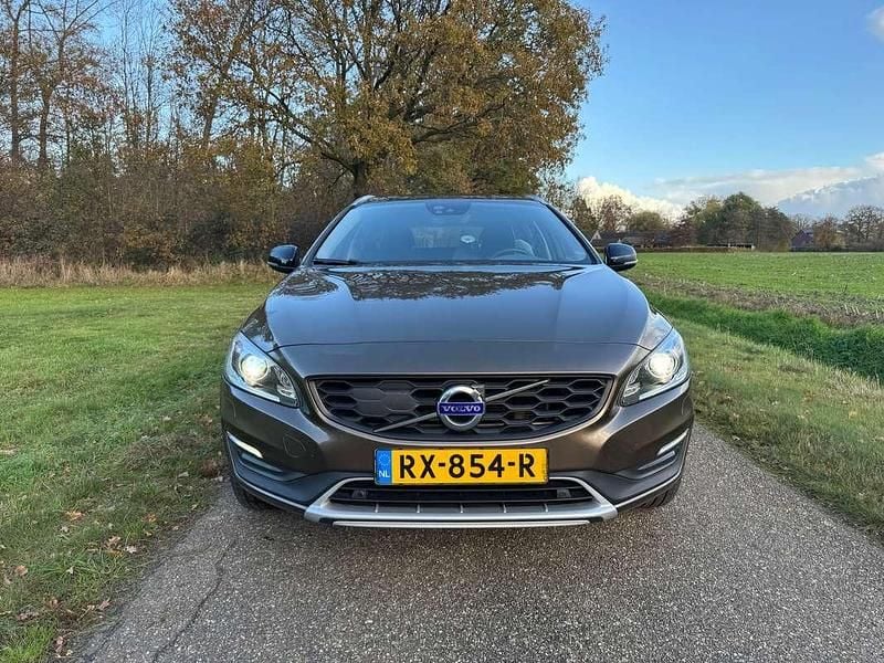 Brons Gebruikt 2018 Volvo V60 CC Stationwagen | € 18.500 (Super prijs) - Afbeelding 1/4