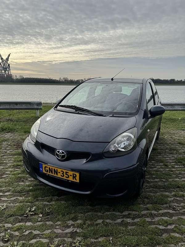 Grijs Gebruikt 2010 Toyota Aygo Comfort Hatchback | € 4.950 (Eerlijke prijs) - Afbeelding 1/4