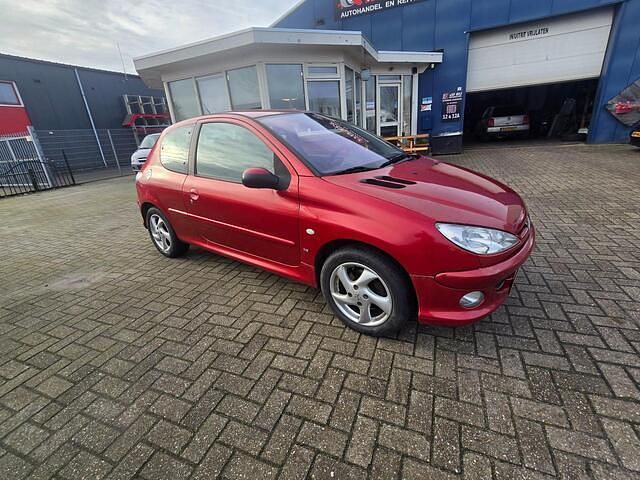 Rood Gebruikt 2004 Peugeot 206 Hatchback | € 1.350 (Goede deal) - Afbeelding 1/4
