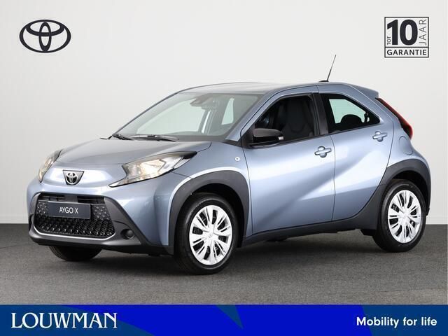 Celestite grey metallic (licht blauw metallic) Nieuw 2025 Toyota Aygo Play Hatchback | € 21.845 (Eerlijke prijs) - Afbeelding 1/4