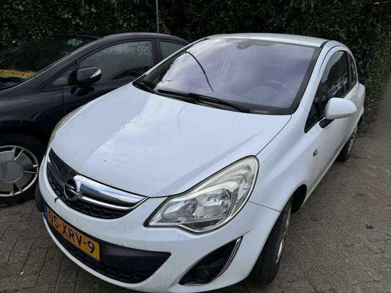 Wit Gebruikt 2011 Opel Corsa Cosmo Hatchback | € 1.650 (Eerlijke prijs) - Afbeelding 1/3
