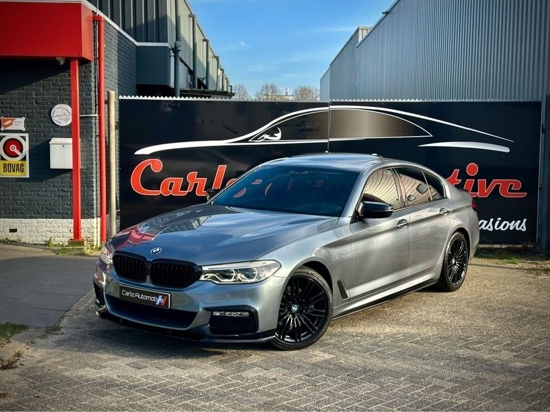 Grijs / bluestone metallic (c2y) Gebruikt 2018 BMW 520 Comfort Edition Sedan | € 31.950 (Iets duurder) - Afbeelding 1/4