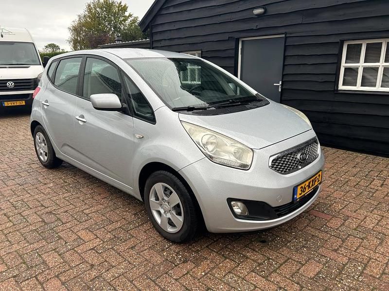 Grijs Gebruikt 2010 Kia Venga Hatchback | € 2.500 (Goede deal) - Afbeelding 1/4