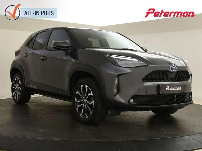 Grijs Gebruikt 2023 Toyota Yaris Cross Team SUV | € 27.899 (Eerlijke prijs) - Afbeelding 1/4