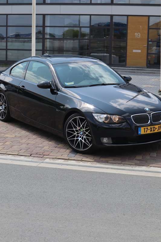 Zwart Gebruikt 2007 BMW 325 Executive Coupé | € 8.500 (Eerlijke prijs) - Afbeelding 1/4