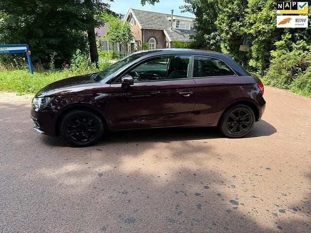 Rood, metallic lak Gebruikt 2013 Audi A1 Proline Hatchback | € 6.995 (Super prijs) - Afbeelding 1/4